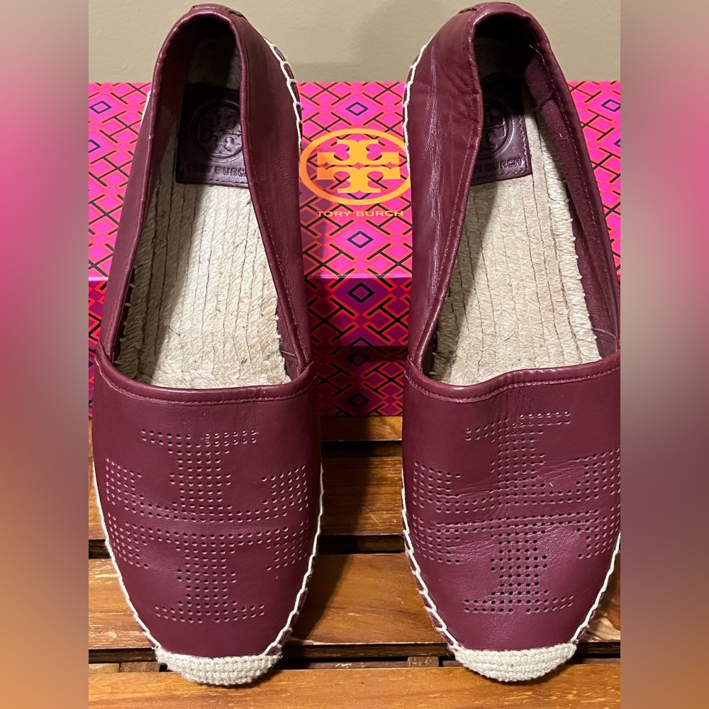 COPY - PERFORATED LOGO FLAT
ESPADRILLE - NAPPA
LEATHER
SIZE US 9.5 

#ToryBurch…